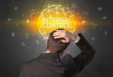 Bir iş adamının arka görünüşü, online güvenlik kavramı