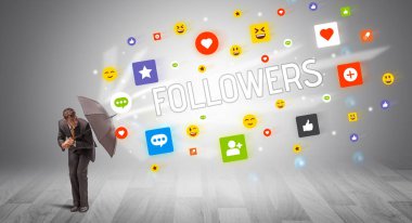 Sosyal medyadan şemsiyeyle savunma yapan iş adamı