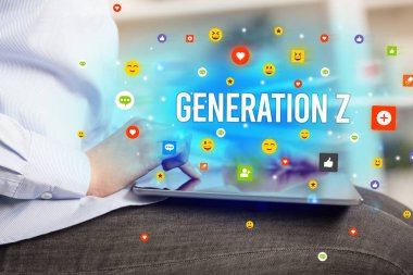 multimedya oynayan iş adamı