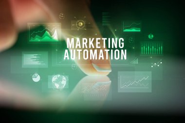 İş grafikleri ve simgeler konseptiyle tablete dokunmak