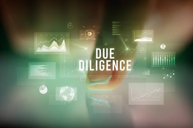 İş grafikleri ve simgeler konseptiyle tablete dokunmak