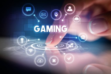 Web teknolojisi simgeleriyle tablete dokunmak