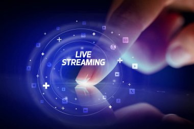 Sosyal medya simgeleri kavramlı parmak dokunuşu tableti