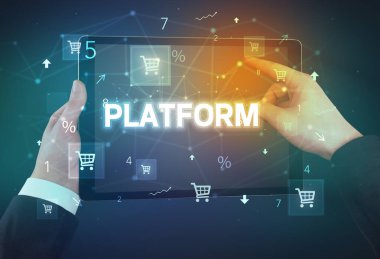 Alışveriş yazısıyla el ele tutuşma tabletinin yakın çekimi