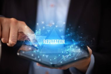 İş adamı katlanabilir bir akıllı telefon tutuyor, iş konsepti