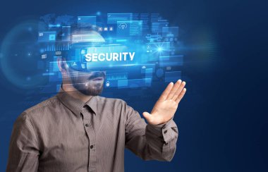 Sanal Gerçeklik gözlükleriyle bakan iş adamı