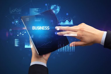 İş adamı katlanabilir bir akıllı telefon tutuyor, iş konsepti