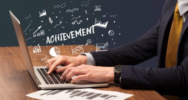 Dizüstü bilgisayar ve iş konsepti üzerinde çalışan iş adamı