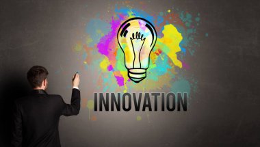 İş adamı renkli ampul çiziyor