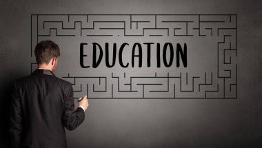 İş adamı labirent çiziyor