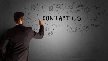 İş adamı yaratıcı bir fikir çiziyor.