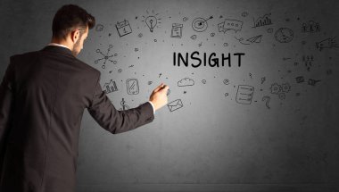 İş adamı yaratıcı bir fikir çiziyor.