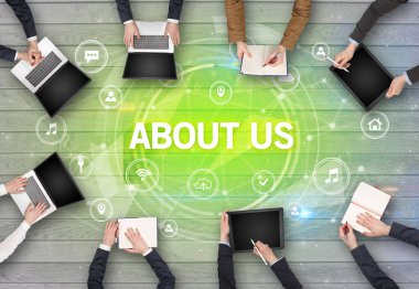 Bir grup insan toplantı yapıyor.