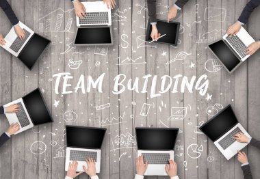 Ofiste çalışan bir grup iş adamı