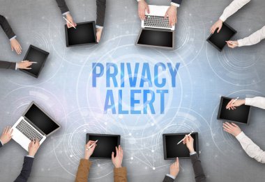 Bir dizüstü bilgisayarın önünde bir grup insan, güvenlik kavramı