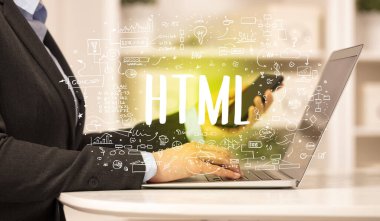 Eller yeni modern bilgisayarda çalışıyor.