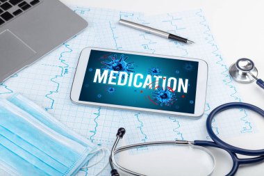 Beyaz yüzeyde tablet pc ve doktor araçları