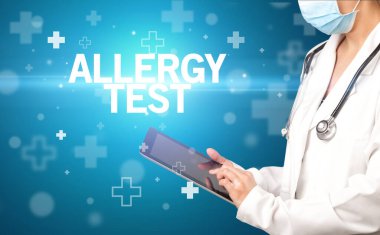 Doktor panoya notlar yazar.