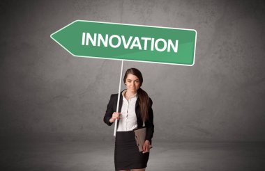 Gündelik trafik levhasındaki genç iş adamı.