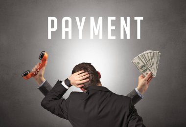 Üzerinde yazı olan bir iş adamının arka görünüşü