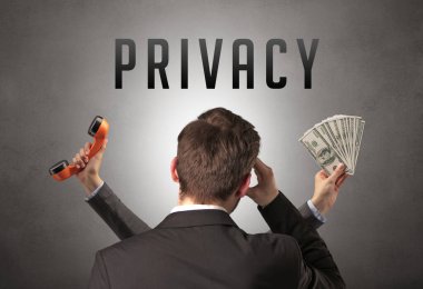 Üzerinde yazı olan bir iş adamının arka görünüşü