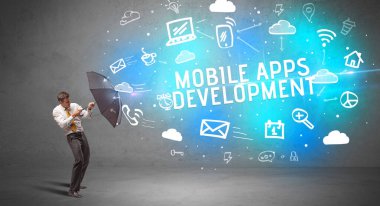 Şemsiyeyle savunma yapan iş adamı, modern teknoloji konsepti