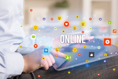 multimedya oynayan iş adamı