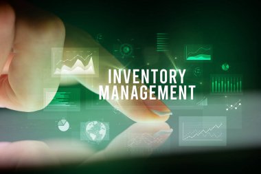 İş grafikleri ve simgeler konseptiyle tablete dokunmak