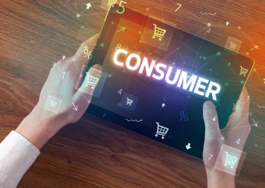 Alışveriş yazısıyla el ele tutuşma tabletinin yakın çekimi