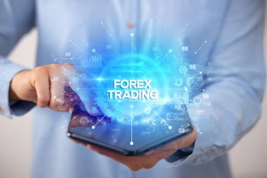 İş adamı katlanabilir bir akıllı telefon tutuyor, yeni iş konsepti