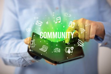 Katlanabilir akıllı telefonu olan bir iş adamı, sosyal medya kavramı