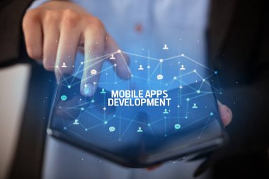 Katlanabilir akıllı telefonu olan bir iş adamı, yeni teknoloji konsepti