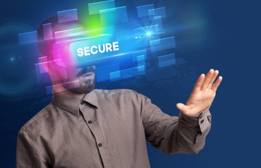 Sanal Gerçeklik gözlükleriyle bakan iş adamı