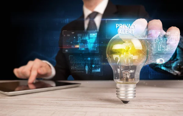 Бизнесмен держит лампочку, концепция онлайн безопасности — стоковое фото