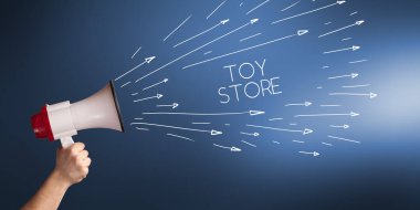 Genç kız megafona bağırıyor.