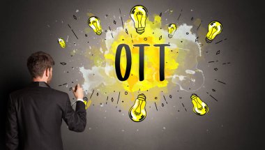 Adam renkli ampul çiziyor.