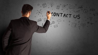 İş adamı yaratıcı bir fikir çiziyor.