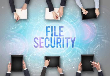 Bir dizüstü bilgisayarın önünde bir grup insan, güvenlik kavramı