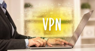 Eller yeni modern bilgisayarda çalışıyor.