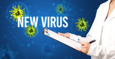 Doktor reçete yazıyor.