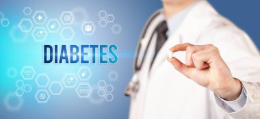 Sana ilaç veren bir doktorun yakın çekimi.