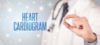 İlaç veren bir doktorun yakın çekimi.