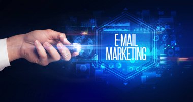 El ele tutuşan kablosuz çevre, siber güvenlik kavramı