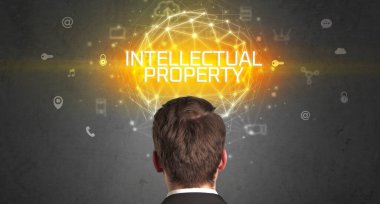 Bir iş adamının arka görünüşü, online güvenlik kavramı