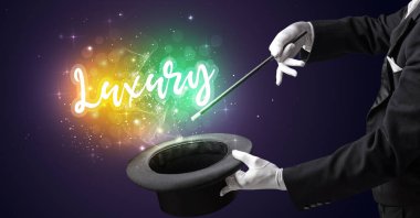 Genç sihirbaz sihir numarası yapıyor.