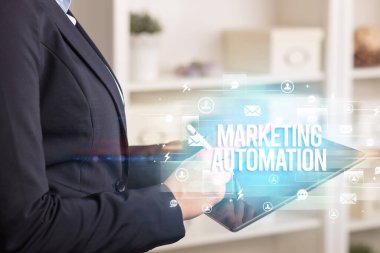 Modern teknoloji konseptini arayan bir tabletin yakın çekimi