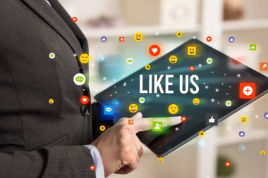 multimedya oynayan iş adamı