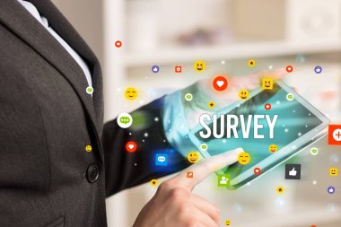 multimedya oynayan iş adamı