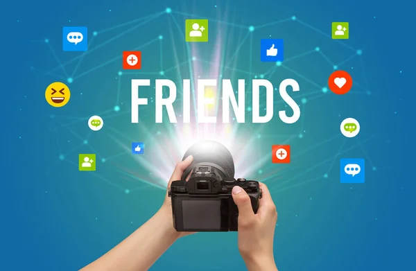 Menggunakan kamera untuk menangkap konten media sosial — Stok Foto