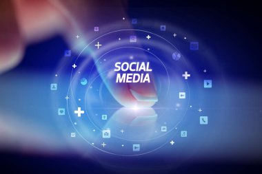 Sosyal medya simgeleri kavramlı parmak dokunuşu tableti